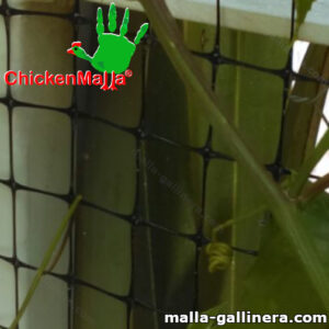 Malla gallinera colocada en jardín