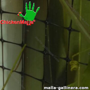 Malla gallinera chickenmalla instalada en jardín