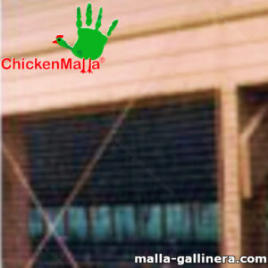 Malla gallinera colocada en corral gallinero