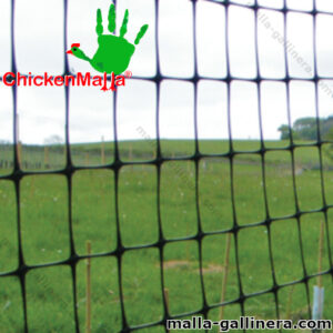 Malla gallinera plástica instalada en el campo